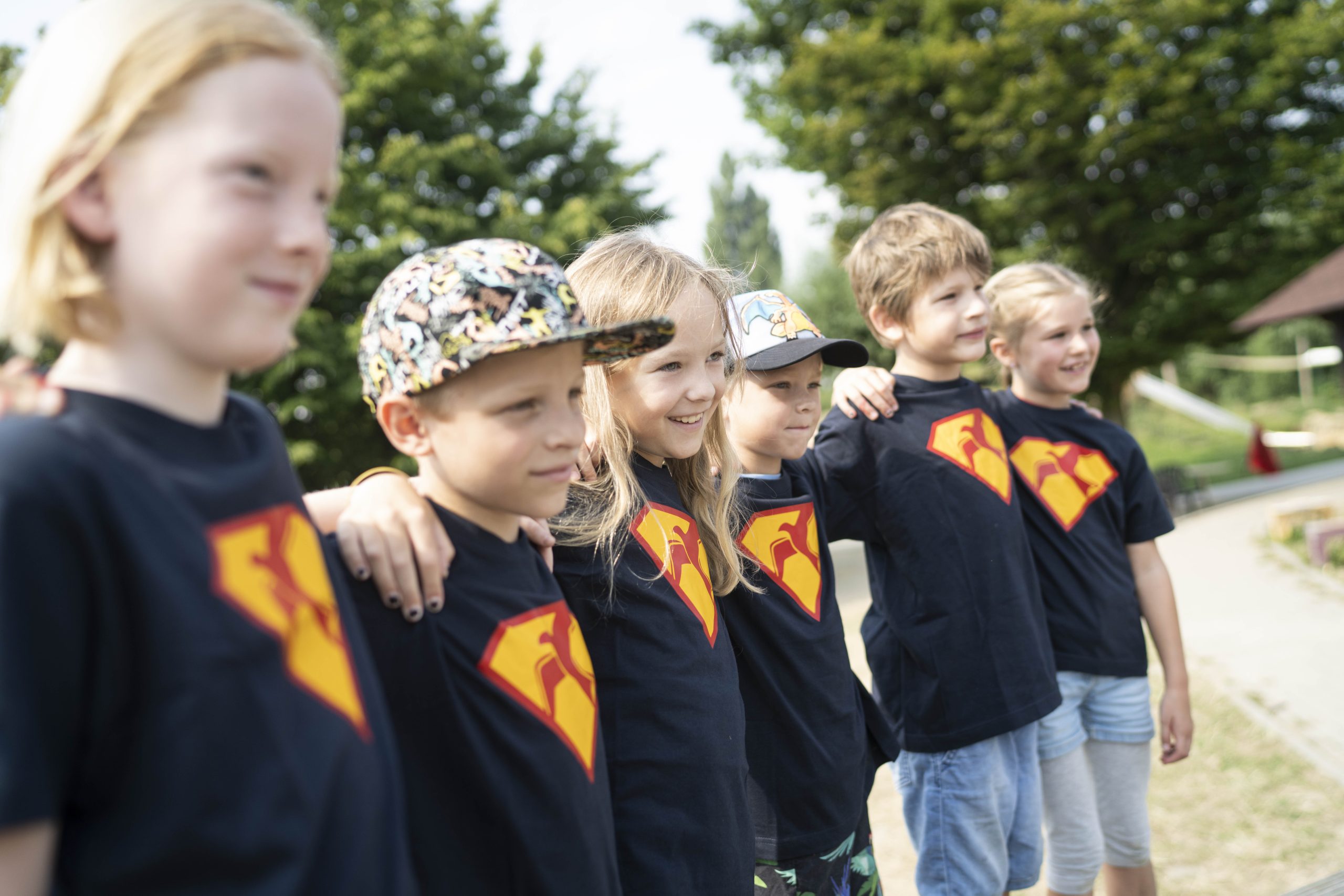 Eine Gruppe von Kinder, die Arm in Arm stehen